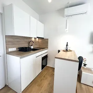 Ana, Apartman